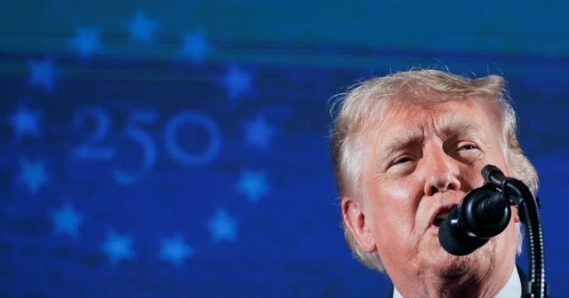 Trump bisedon me Zelenskyn dhe Putinin, mes ngërçit për