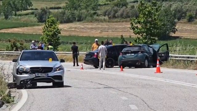P&euml;rplasen 5 automjete n&euml; aksin Levan&ndash;Tepelen&euml;, disa t&euml;
