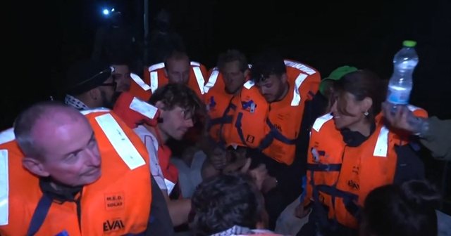 Forcat izraelite konfiskojnë anijen e nisur drejt Gazës dhe