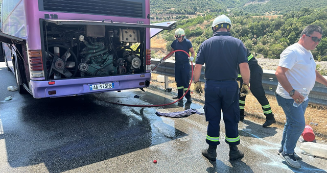 Merr flakë në ecje autobusi në Gjirokastër-Sarandë
