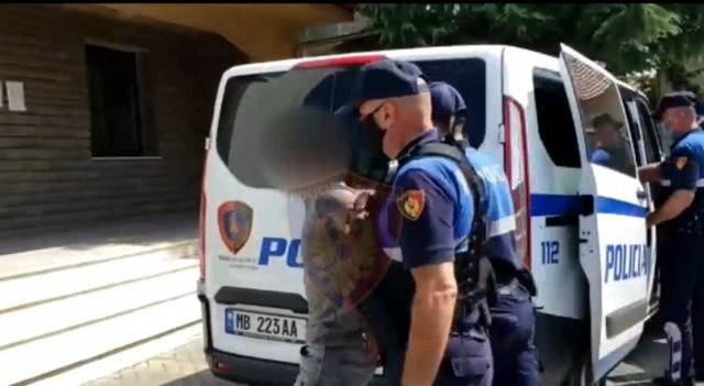 I vuri zjarrin banesës së një gruaje, arrestohet i riu në