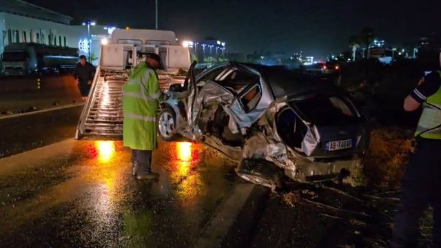 Aksident n&euml; autostrad&euml;n Tiran&euml;-Durr&euml;s/ Dy makina