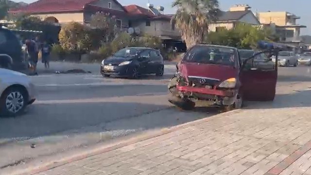 Përplasen dy automjete në aksin Elbasan-Peqin, lëndohen