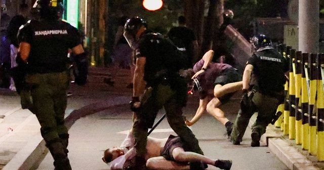 77 persona të ndaluar në protestë, Vuçiç