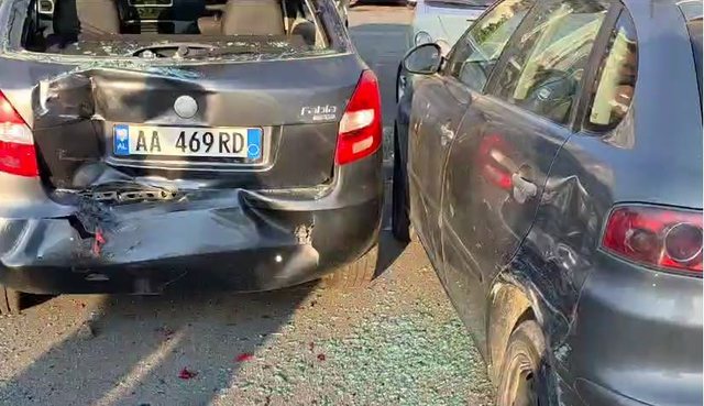 Aksident në Lezhë, makina përfundon në parkimin e një