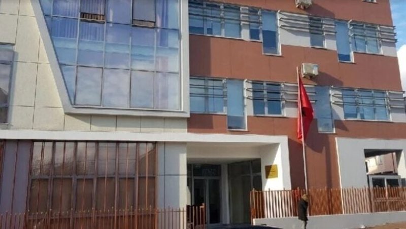 I mor&euml;n pasurin&euml; nj&euml; biznesmeni, lihen n&euml; burg tre