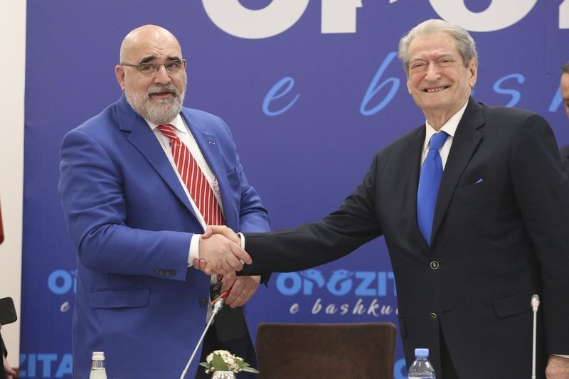 Tema shpik shkrimin për “reagimin e figurave të PD”