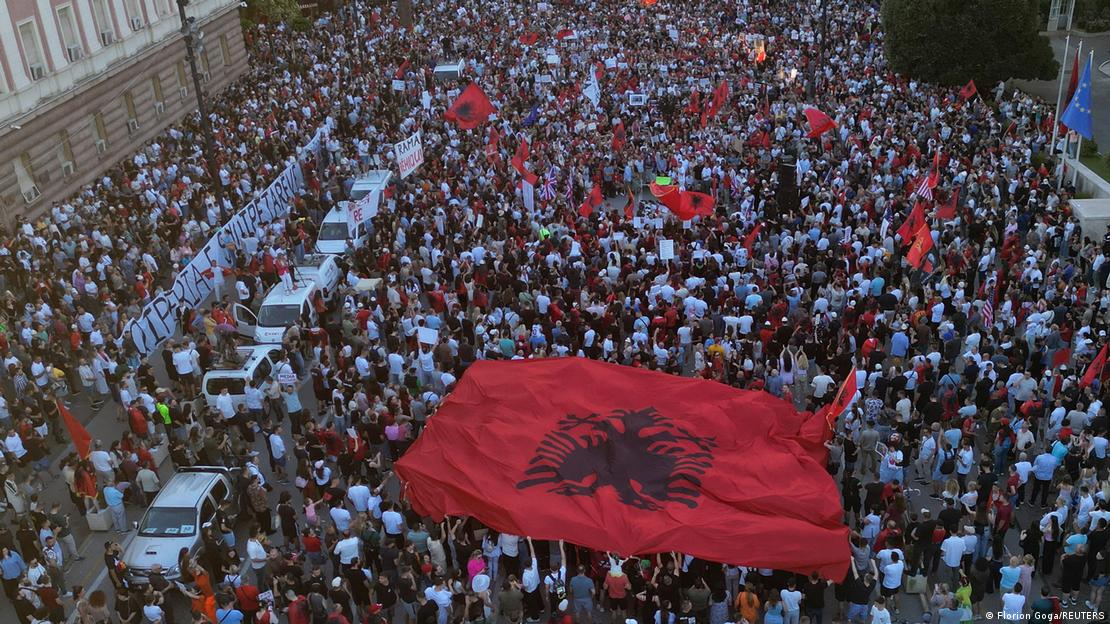 Pamje nga protesta në Tiranë, protestuesit me flamur Pamje nga protesta në Tiranë, protestuesit me flamur