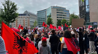 Rama n&euml; Bruksel, diaspora e pret me protest&euml; dit&euml;n e