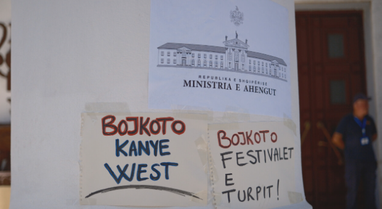 "Jo kund&euml;r muzik&euml;s, por kund&euml;r urrejtjes", media
