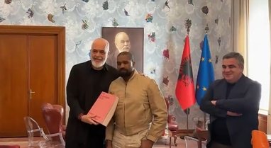 Rama i dhuron Kanye West "librin e kuq" t&euml; skandaleve, pak