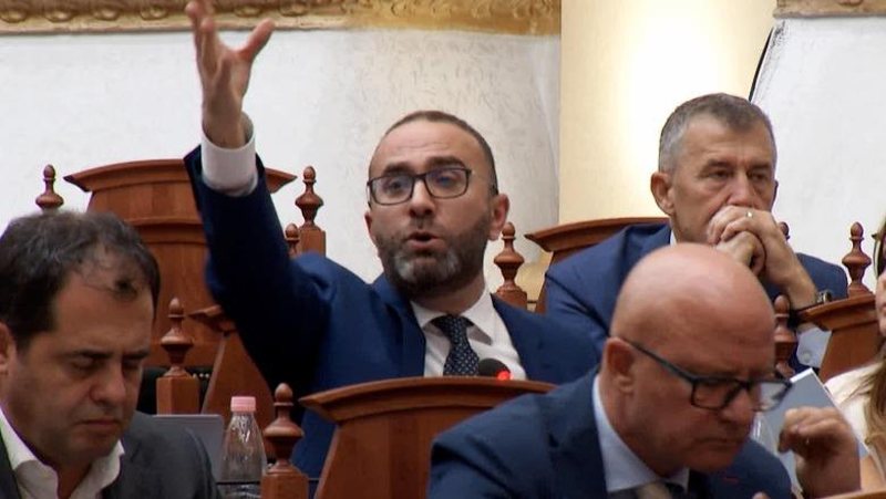 Bardhi i p&euml;rgjigjet Ball&euml;s: Doni t&euml; prishni seancat, hiqni nga