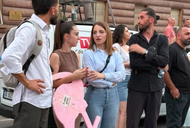 Marjana Ko&ccedil;eku del s&euml;rish n&euml; shesh p&euml;r largimin e Edi