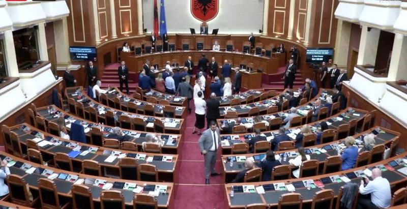Seanca plenare shtyhet p&euml;r t&euml; enjten pas tensioneve