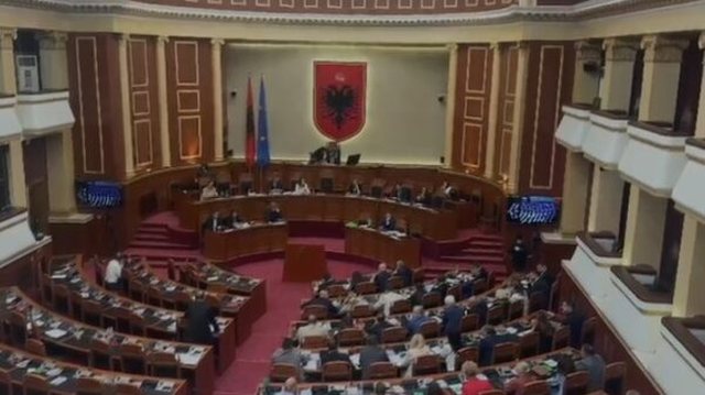 Amid protests and tensions in the hall, the last session of the parliamentary