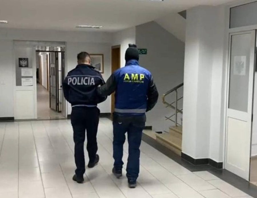 Korrupsion gjat&euml; detyr&euml;s, arrestohen dy efektiv&euml; t&euml;