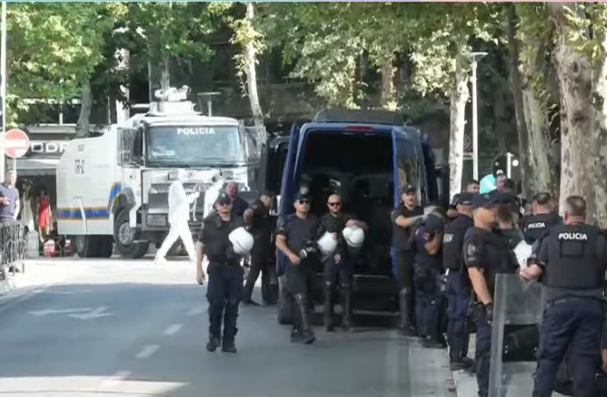 Parliament under "siege" ahead of protest: Barriers, water cannons and