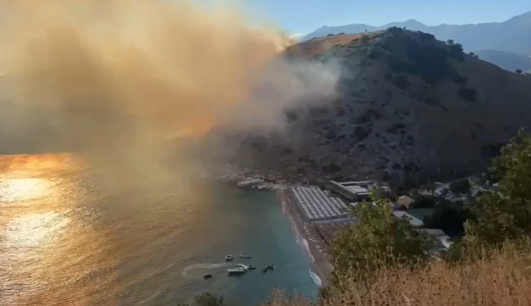 Large fire in Himara, flames engulf the hills of the Llaman area
