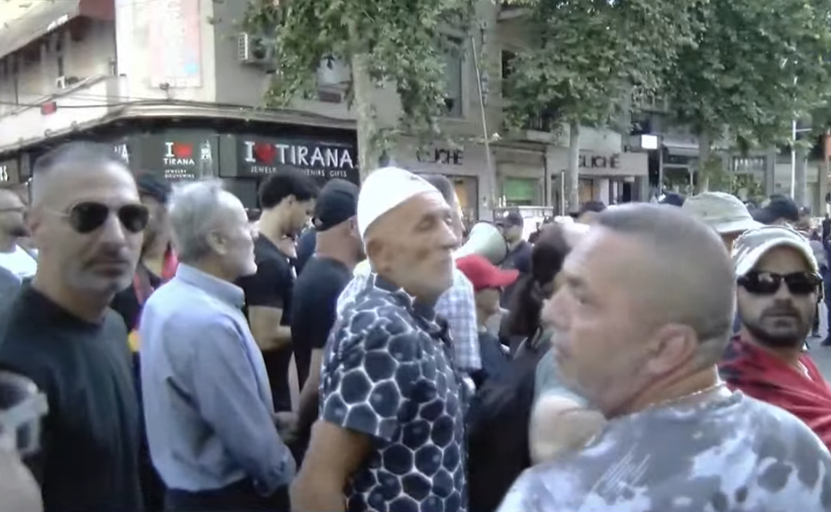 Protests begin, citizens gather around the Parliament: Down with the government,