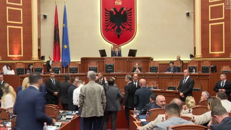 The opposition blocks the podium, the plenary session is interrupted