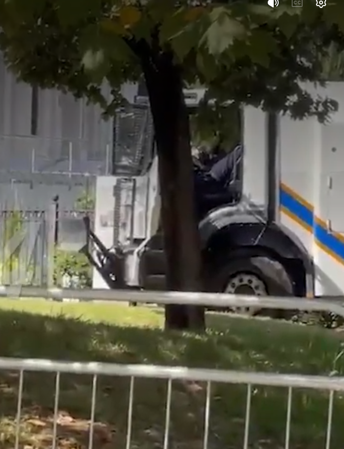 Motorboats and police/ Strong security measures at the Parliament, even though
