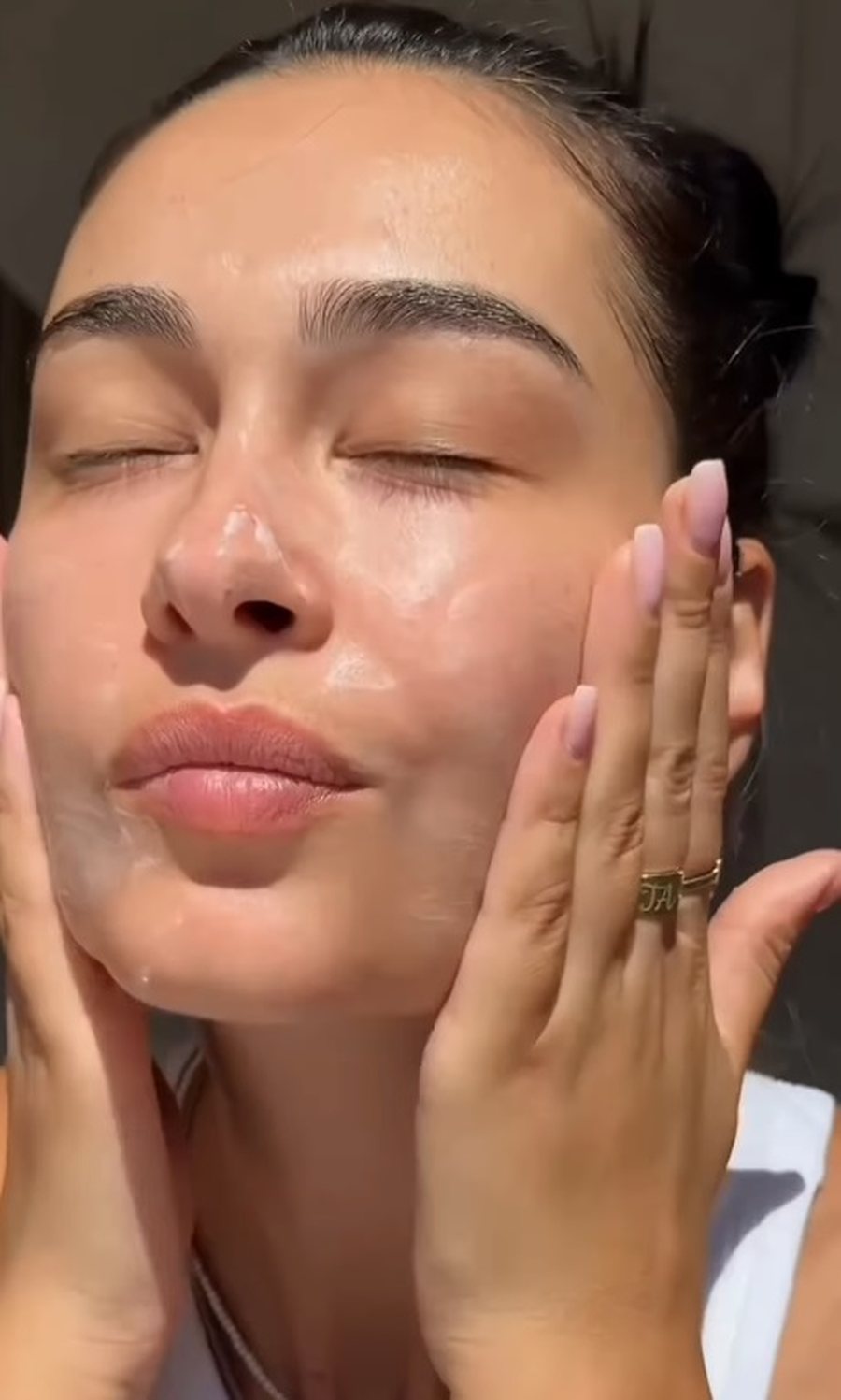 Jo dhe aq mister! Capital T dhe Adrola Dushi postojnë