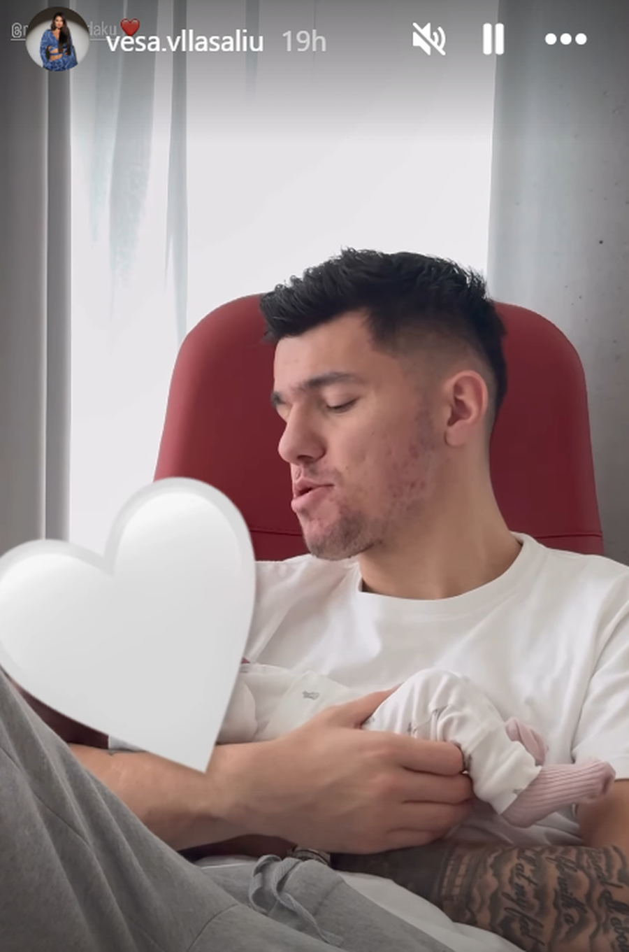 Momentet e para si baba, bëhet virale video e ëmbël e Mirlind