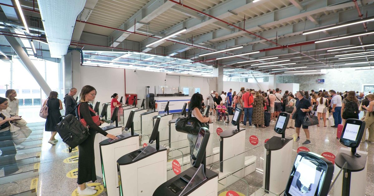 Mallra me vlerë mbi 430 euro në valixhe  detyrim për deklarim   Cilat janë rregullat e taksimit për udhëtarët që hyjnë në Shqipëri 