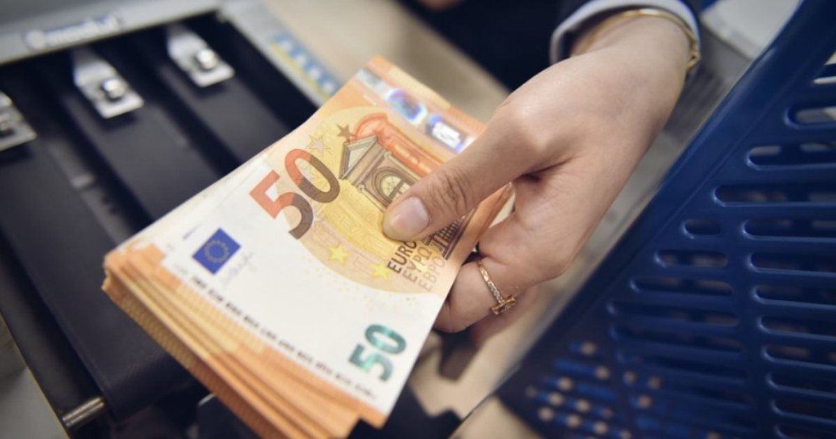 Në kredi në euro apo lekë  ku paguan më pak interes  Raporti i BSH  Huamarrja u bë më e lirë në tremujorin e tretë të vitit