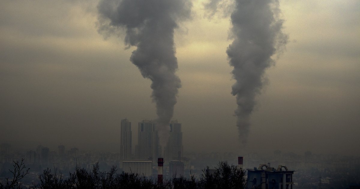 ajri-i-ndotur-rrezikon-banoret-qyteti-i-plaves-ne-malin-e-zi-pushtohet-nga-reja-e-dendur-me-dioksid-squfuri