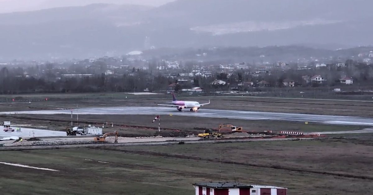 Mot i keq  dy fluturime devijuan në Bari  Balluku  Priten vonesa edhe sot