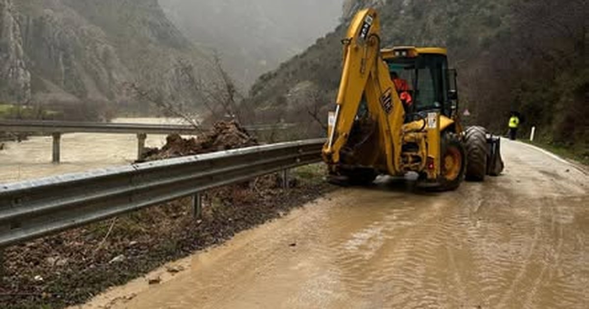 Vështirësi në qarkullim nga reshjet   ARRSH  Kontraktorët janë në terren për pastrimin e akseve rrugore