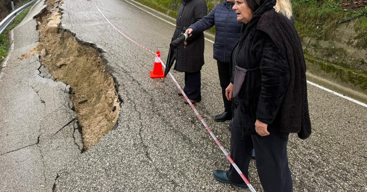 Reshje dhe rrëshqitje të tokës në fshatrat e Vlorës  prefektja Allushi  Të gjitha strukturat në shërbim të pandërprerë të komunitetit