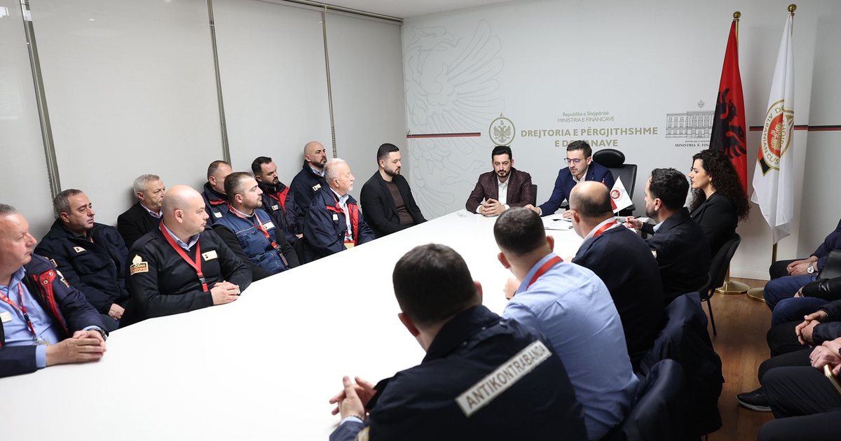 Drejtori i Përgjithshëm i Doganave  takim me strukturat e Antikontrabandës  Forcim luftës kundër paligjshmërisë