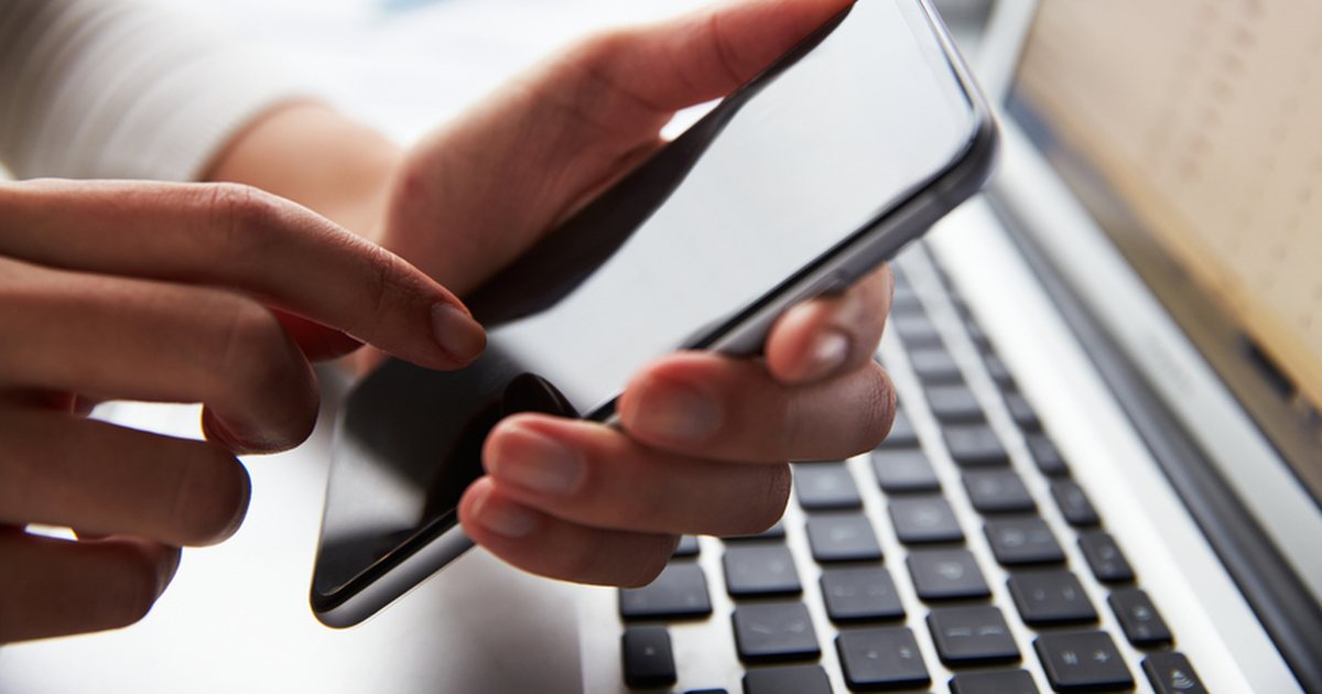 Shqiptarët  gjithnjë e më shumë online  Infrastrukturë e fortë digjitale  por sfida mbetet te përballueshmëria