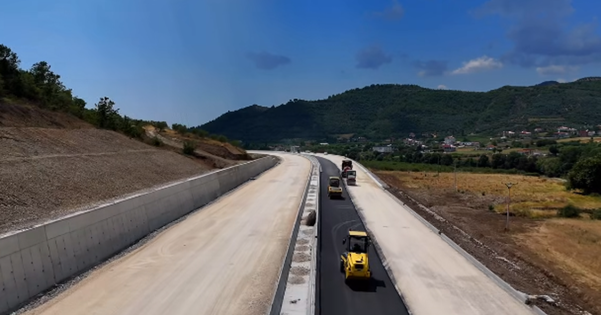 Rruga Elbasan Rrogozhinë 87  e përfunduar  Karakaçi  Vijojnë punimet në segmentin e Korridorit VIII