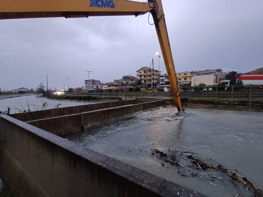 Bad weather in Durrës/AKMC: Work continues to remove water, some residents