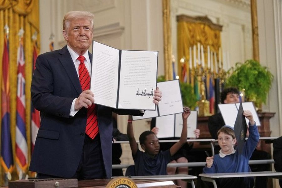 Trump signs executive order to dismantle US Department of Education!