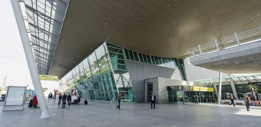 Samiti i Komunitetit Politik Europian në Tiranë- Aeroporti