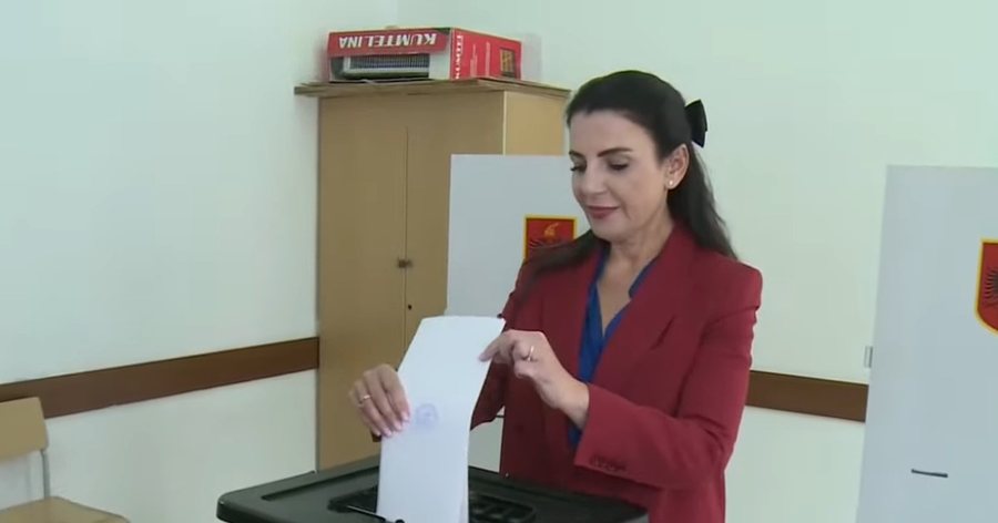 Belinda Balluku votes in Fier - Call to citizens to vote!