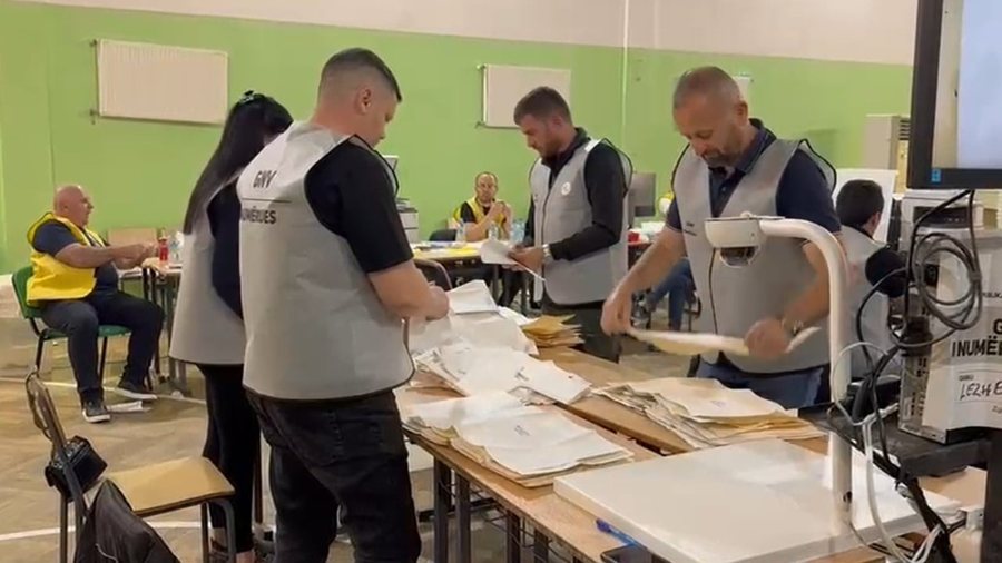 Numërohen 4943 qendra votimi: PS në rang vendi kryeson me 52.08% dhe e
