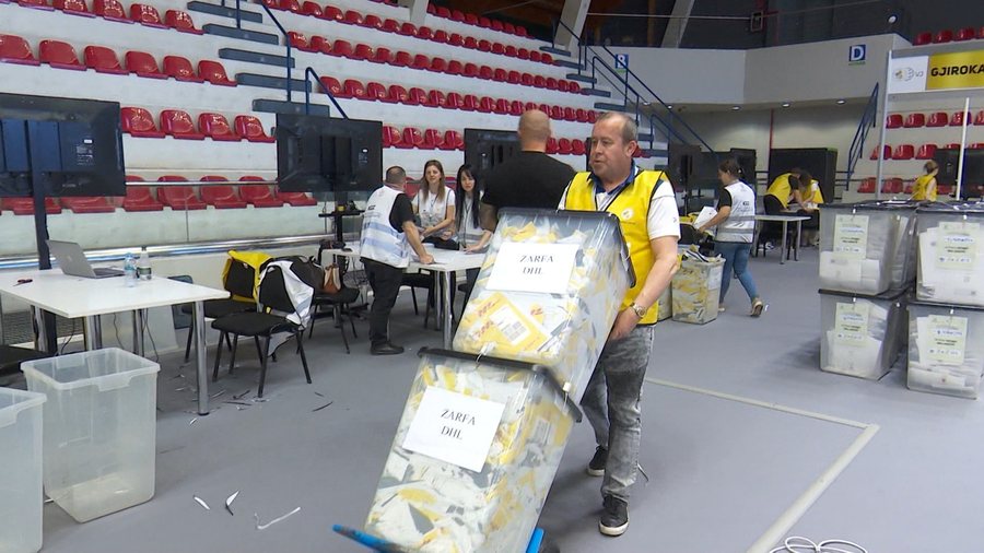 Votuesit shqiptarë nga Greqia/ DHL i përgjigjet KQZ: Çdo