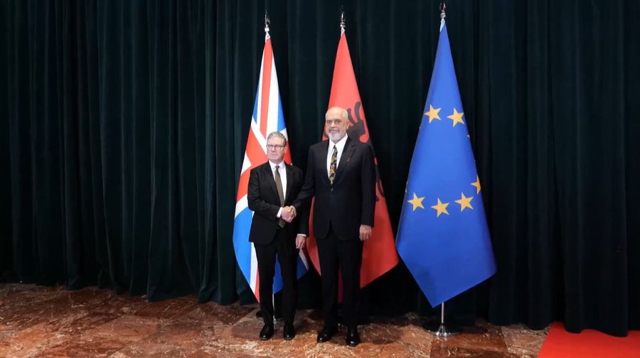 Kryeministri britanik për herë të parë në Tiranë/
