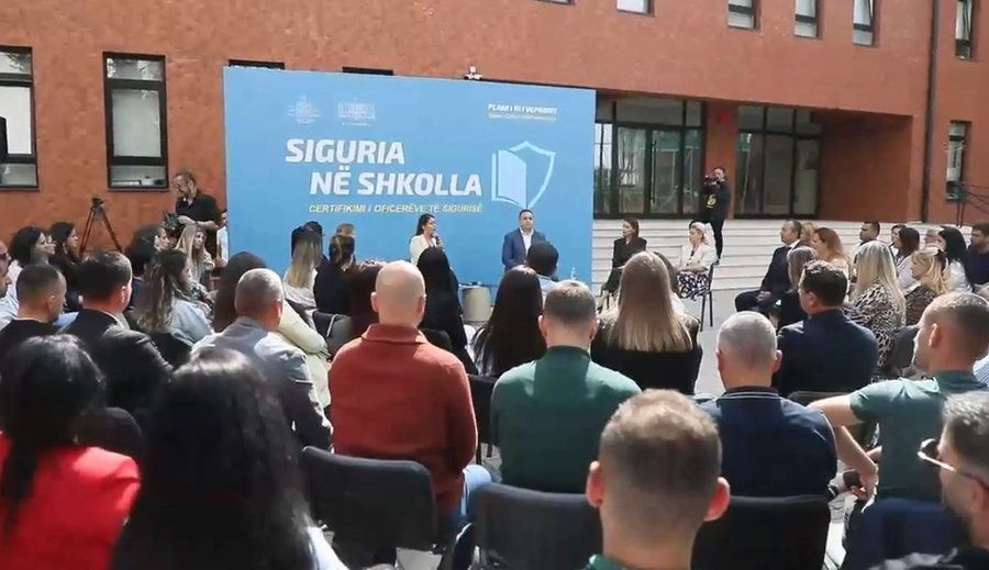 Rritet siguria në shkolla - Certifikohen 77 oficerë të rinj, duke