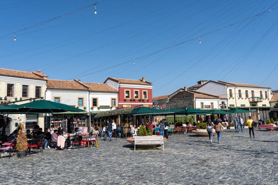 Korça “mbretëron”, rritje 5% e turistëve -