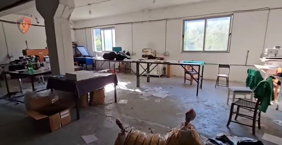 Two warehouses with smuggled clothing discovered - 4 people arrested, two others
