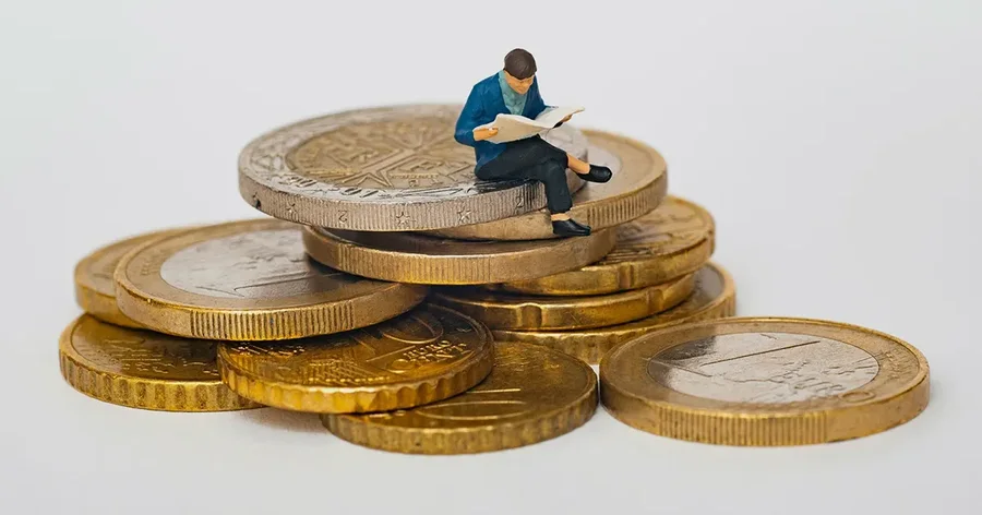 About 1 in 4 people is paid almost twice as much as the other 3/ The salary