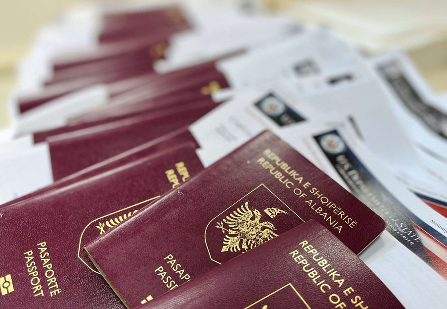 Kush merr dhe kush lë shtetësinë shqiptare? Pasaporta jonë
