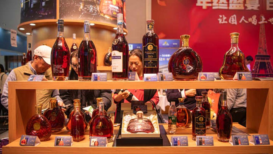 Kina vendos tarifa 35% për konjakun e BE - Kompanitë që