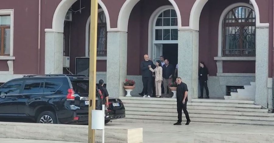 Kryeministri Rama, takim edhe në Bashkinë e Durrësit. Kërkon